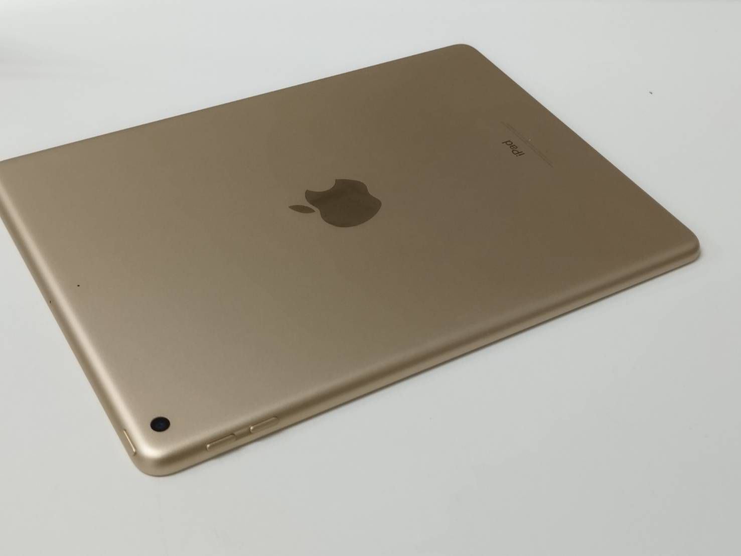 良品】iPad 第5世代/Wi-Fi/9.7インチ/A1822/32GB〈MPGT2J/A