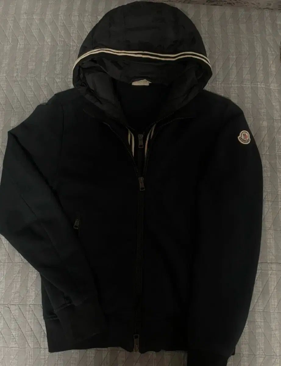 モンクレール WHOジップアップ M ネイビー 出品