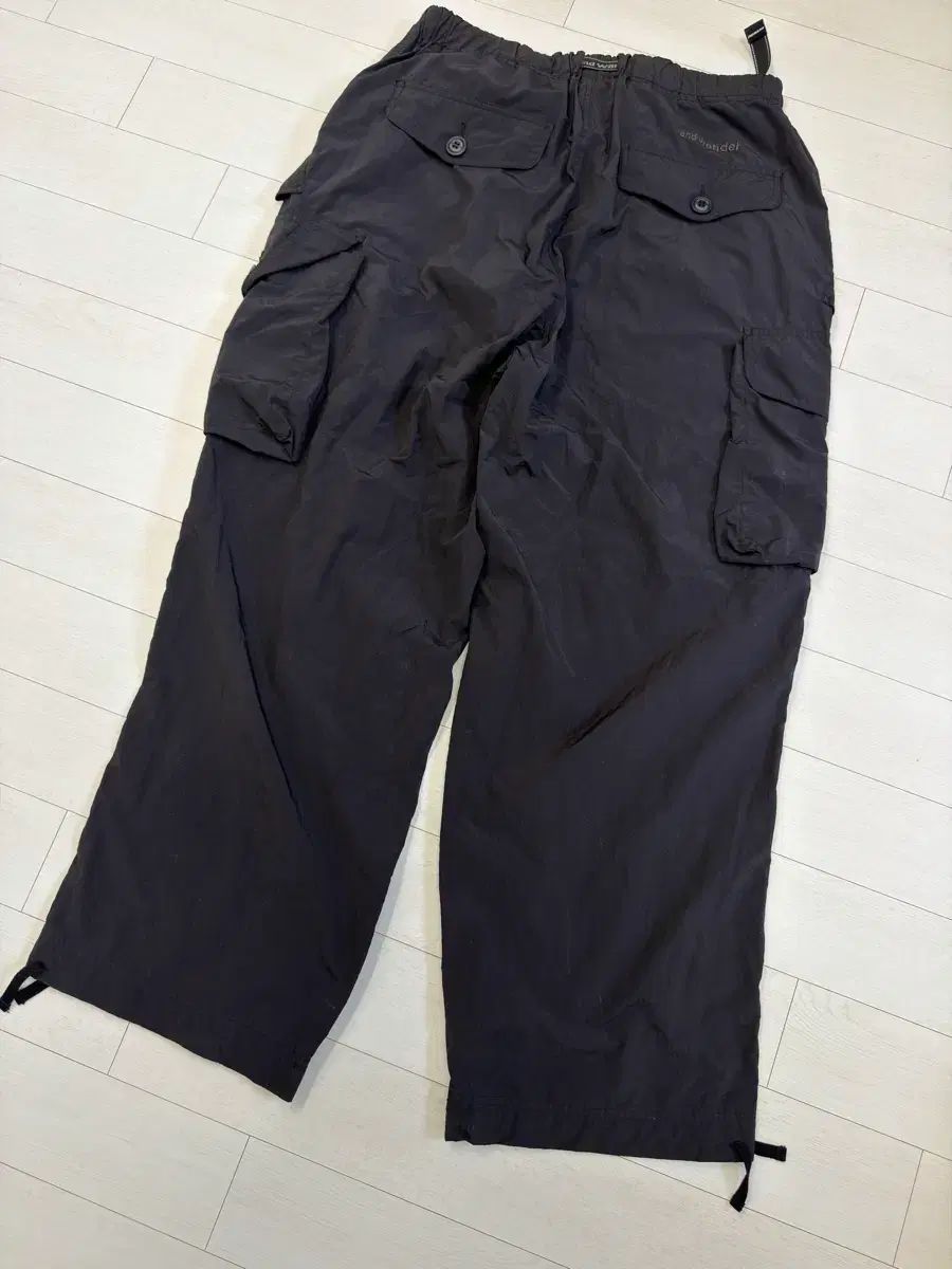 and wander カーゴパンツ XL サイズ。状態 9 8/10。傷なし。