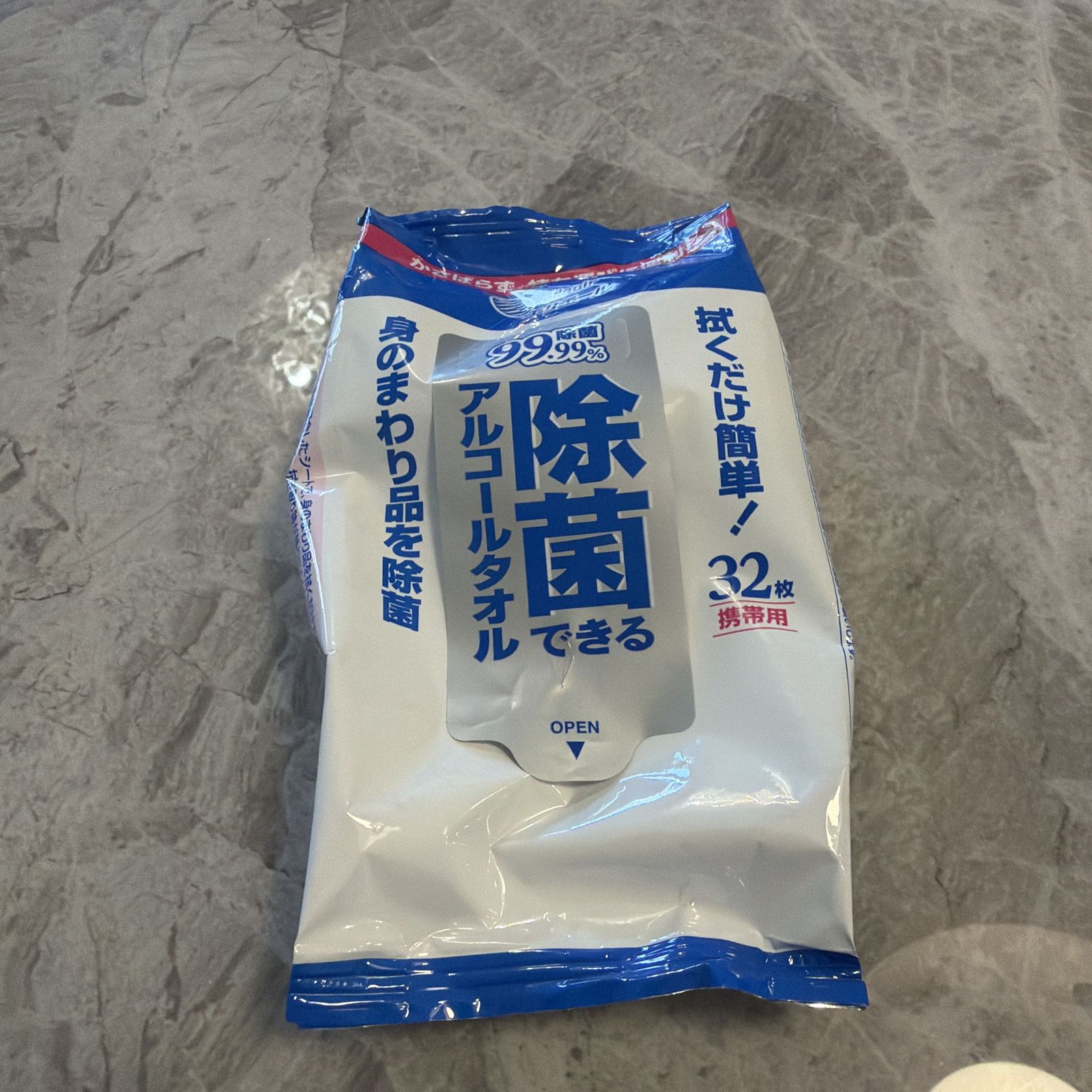 99.99% 除菌 アルコールタオル 32枚入り 携帯用 除菌アルコールタオル 白 / 青 ウイルス対策 清潔 衛生管理 消毒 手指消毒 便利 アウトドア 旅行