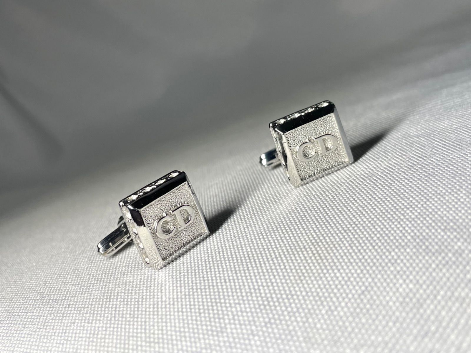 美品 Dior Homme ディオールオム CDロゴ&サイドパンチングデザイン スクエアカフス シルバー カフリンクス ボタン メンズアクセサリー