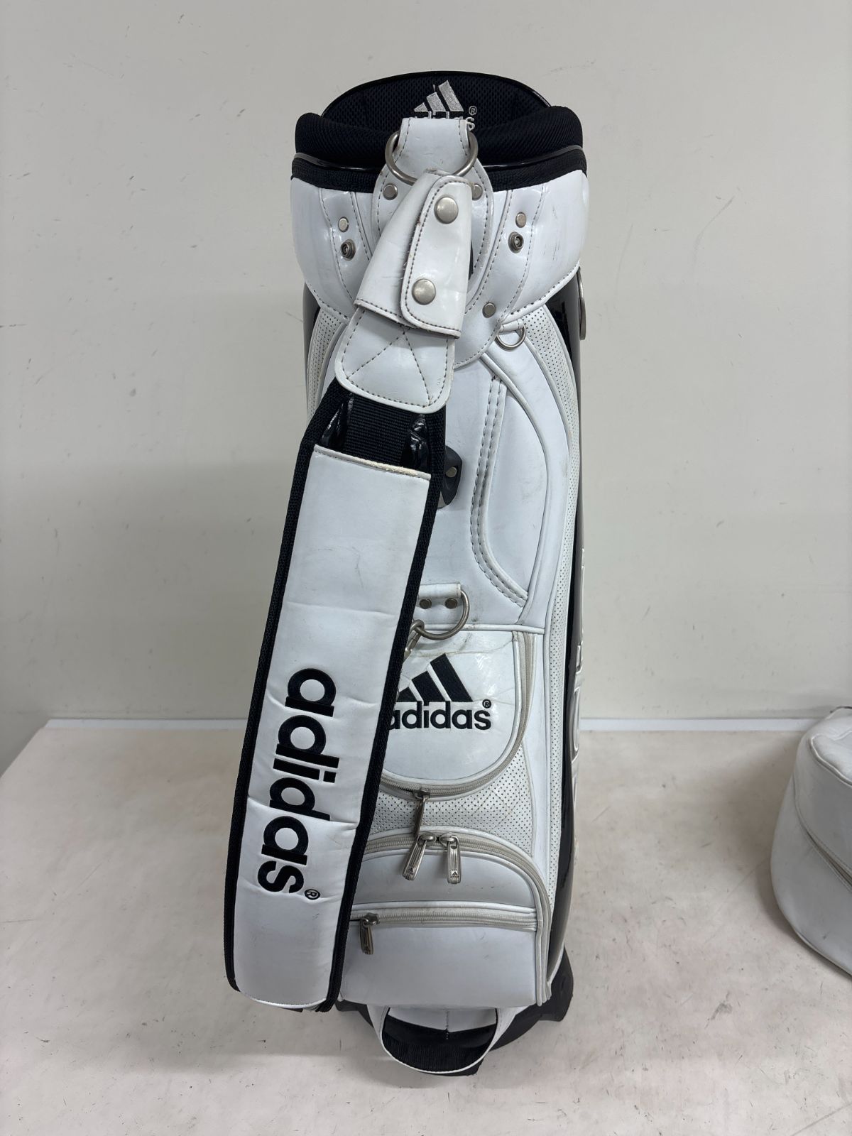 送料無料 アディダス adidas キャディバッグ ゴルフバッグ 白×黒 5分割