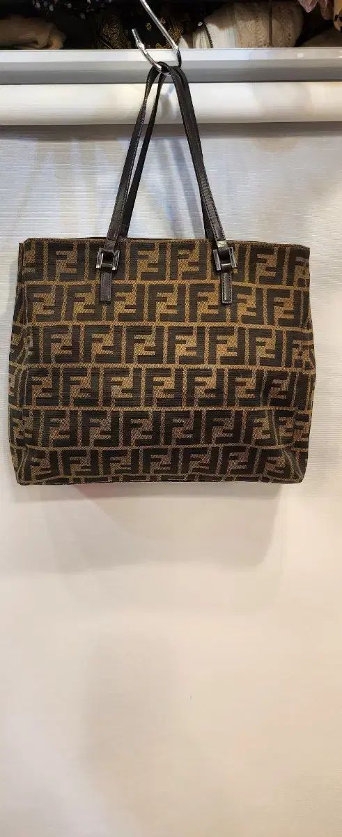 フェンディ ショルダーバッグ 茶色 F ロゴ ズッカ キャンバスソールバッグ 47,006円