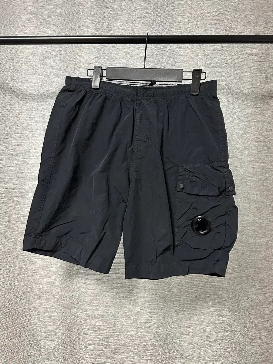 C.P. COMPANY シーピーカンパニー レンズ ナイロン ショートパンツ ブラック (44)