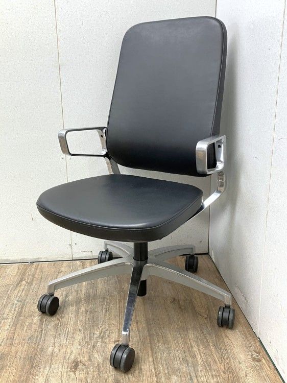 【中古品】イトーキ レヴィチェア 固定肘付レヴィチェア KG-515LM-Z9T1 ブラック