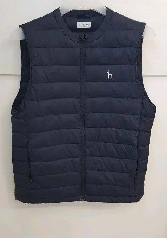 HAZZYS へジス軽量ダウンベストです。 ネイビー色、軽いです。 100、傷なし、きれいです。
