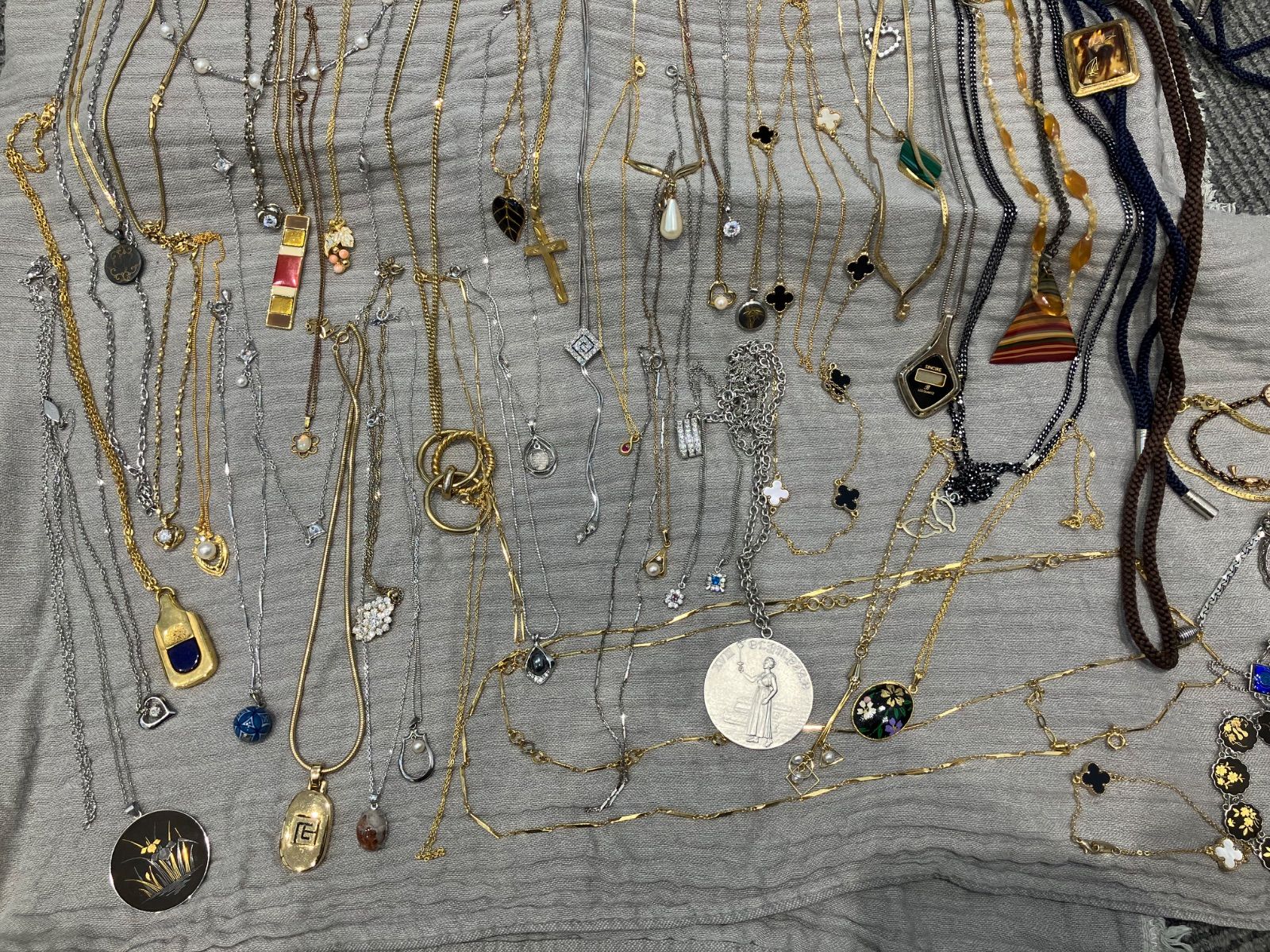 ネックレス　　ブレスレット　アクセサリーまとめ約60点まとめ売り 7,500円