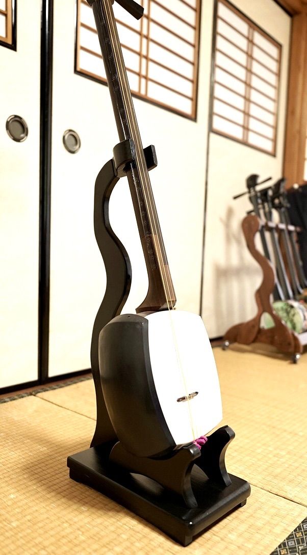 【限定1台】漆黒の艶が、和の美を極める。手作り三味線スタンド「工芸うるし仕上げ」タイプA(完成品)