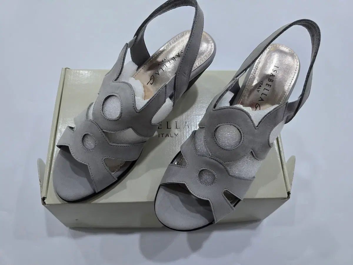 (新品) Kurt Geiger (ベラ) サンダル 245