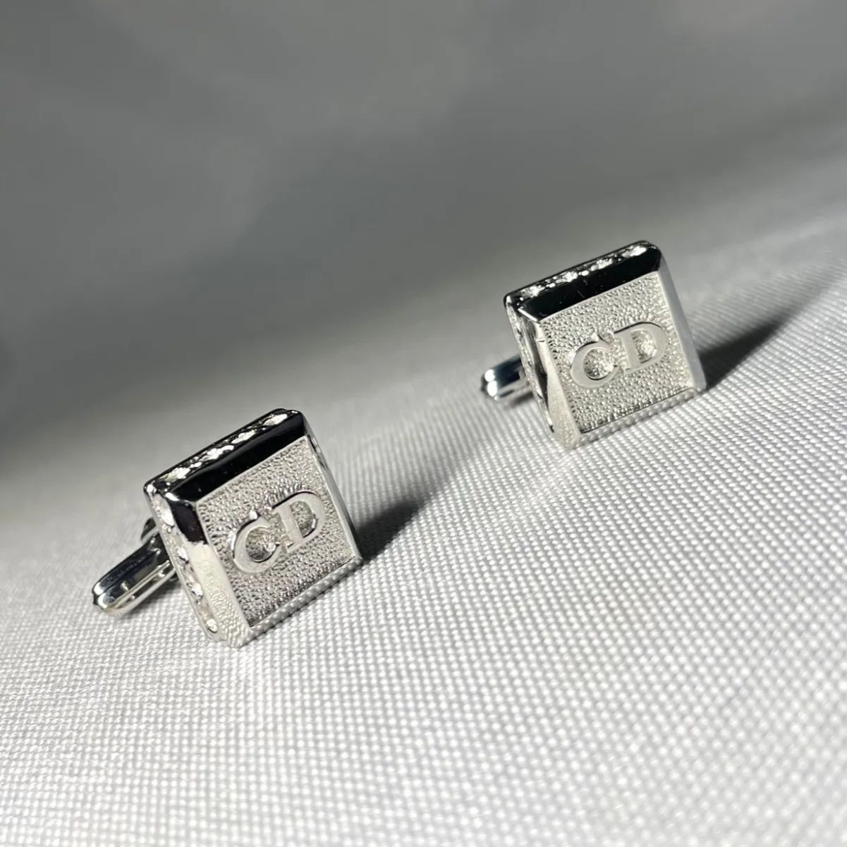 ディオール　カフス　CDアイコン　シルバー　黒　ブラック　カフリンクス　メンズ 美品 Dior Homme ディオールオム CDロゴ&サイドパンチングデザイン
