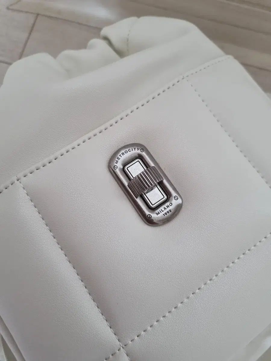 ほぼ新品) METROCITY メトロシティ 正規品 バッグ クロスバック