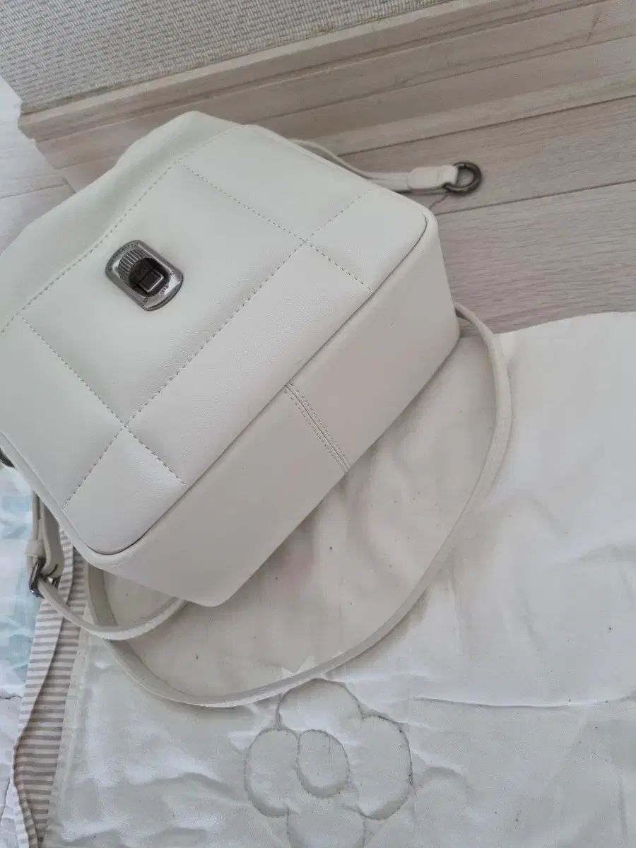 ほぼ新品) METROCITY メトロシティ 正規品 バッグ クロスバック