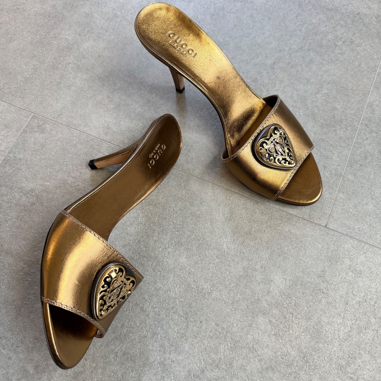 極美品 GUCCI グッチ ヒステリア レザー ミュール サンダル ロゴ ハート ゴールド 36 レディースシューズ 23cm
