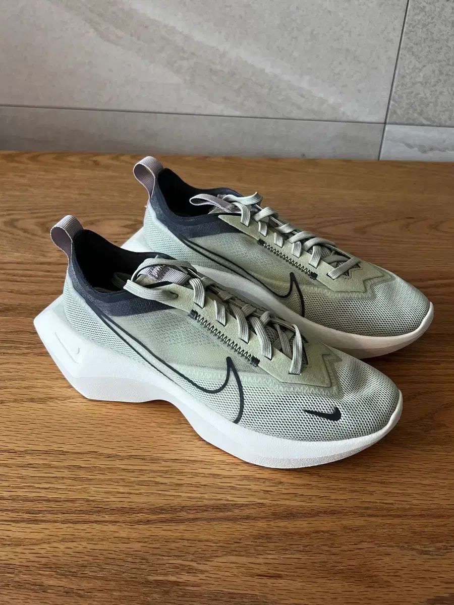235mm 新品 NIKE ヴィスタ ライト 'オリーブ アウラ' (CI0 18,523円