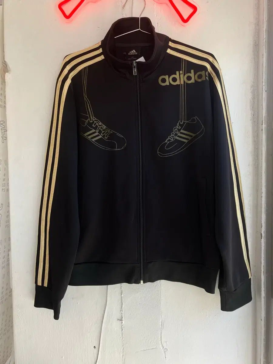 アディダス トラックジャージ 黒 金色 ロゴ 7,115円