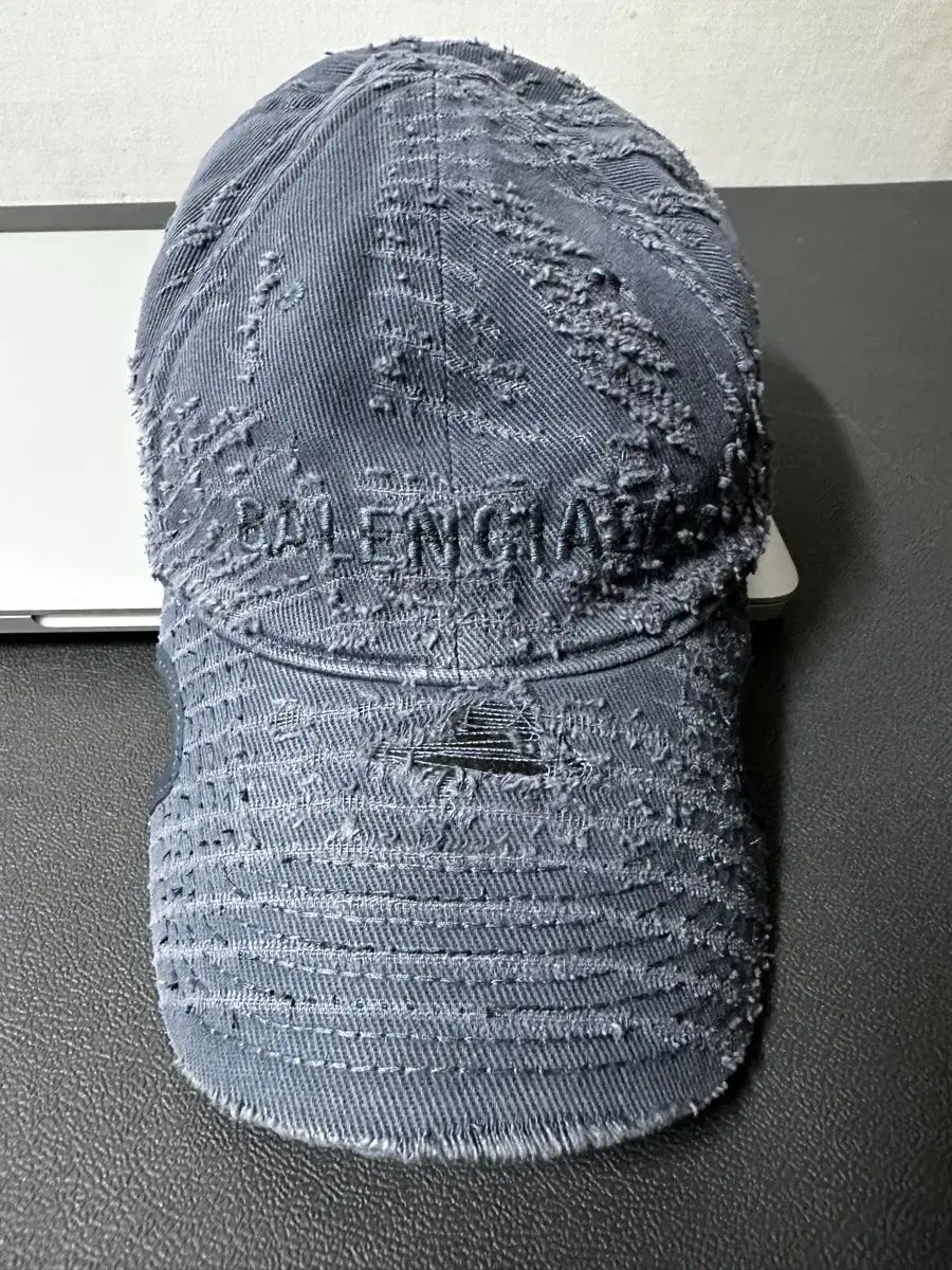 バレンシアガ ノッチド レーザー デストロイ ベースボールキャップ