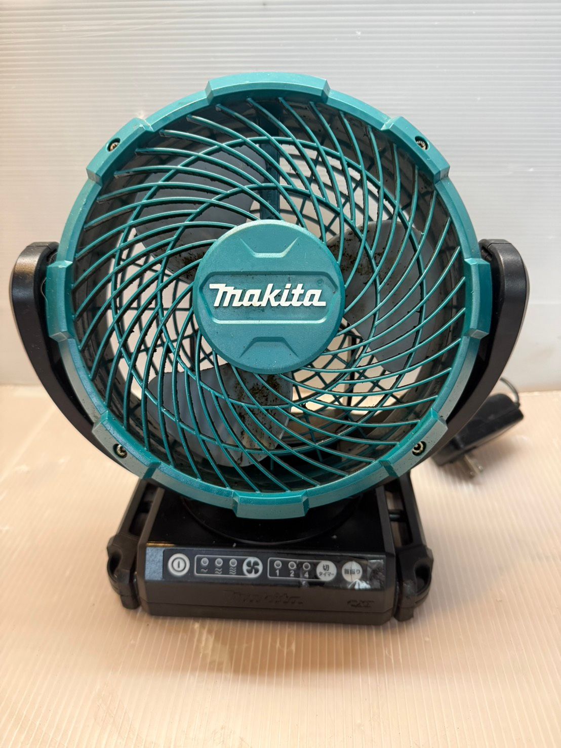 送料無料S04291 マキタ（Makita）　充電式ファンCF101D 直流10.8Vバッテリー対応　
