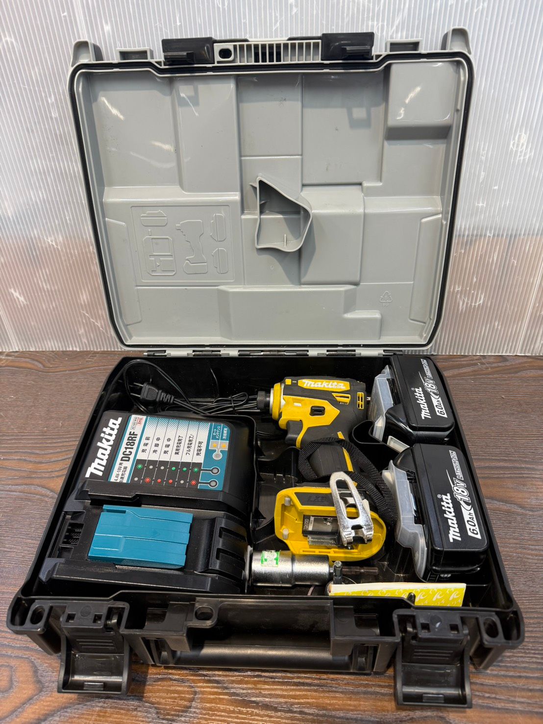 送料無料S04311 マキタ（Makita）　充電式インパクトドライバ　TD172D 充電器、バッテリー2個、ビット付き　美品
