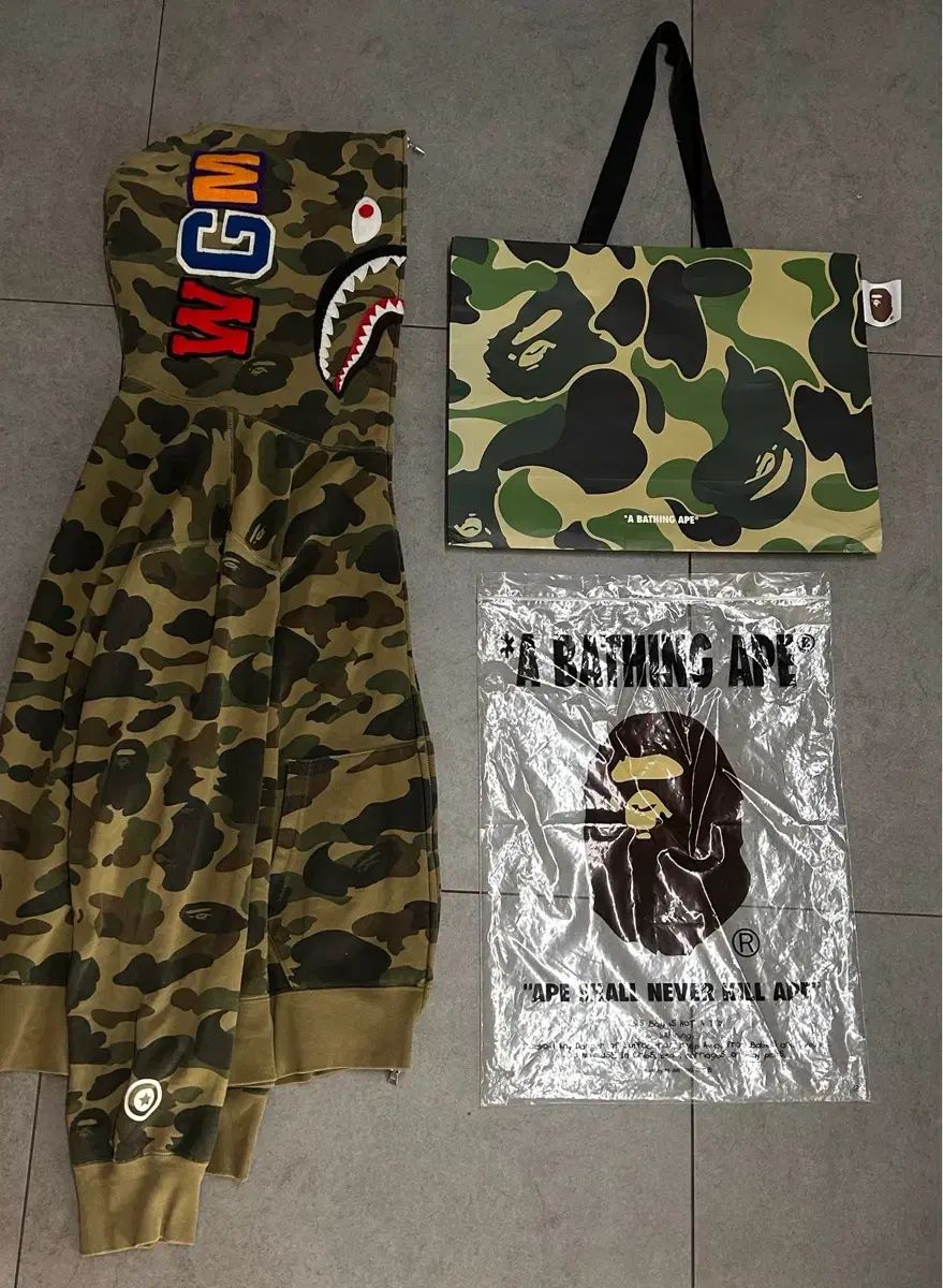 A BATHING APE アベイシングエイプ グリーン 迷彩柄 シャーク ジップアップ
