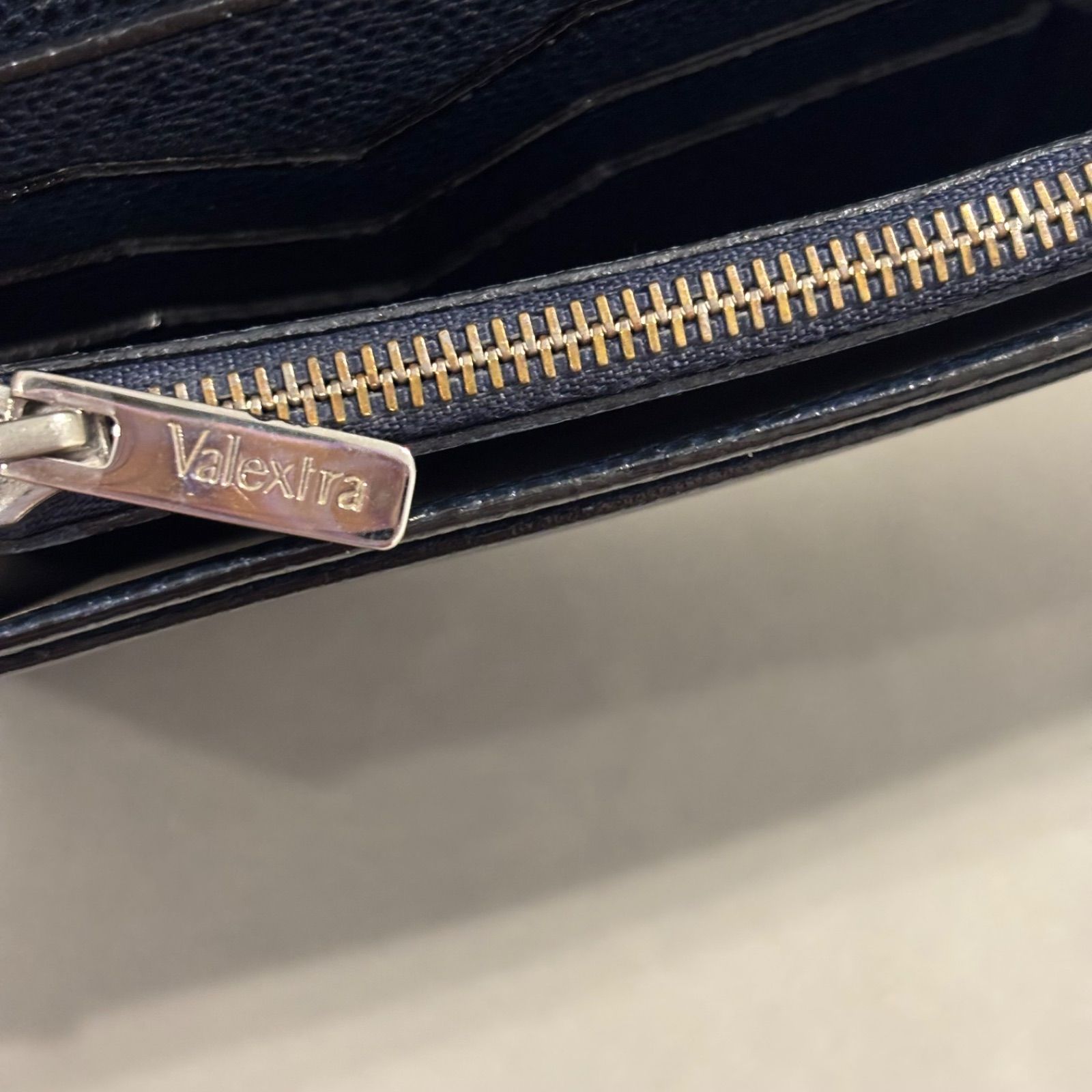 美品✨Valextra ヴァレクストラ 長財布 二つ折りコインケースあり無地レザー ネイビー イタリア製