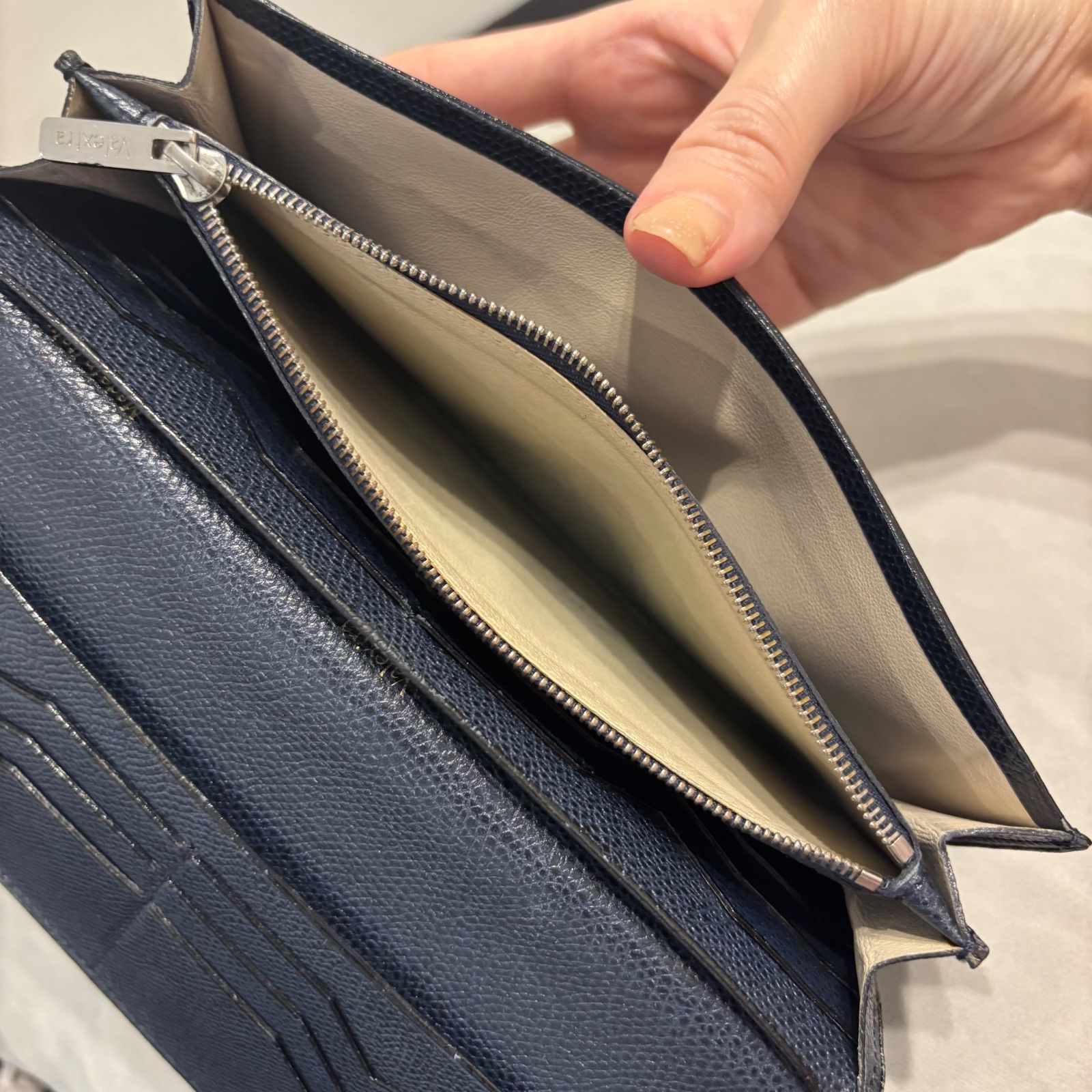 美品✨Valextra ヴァレクストラ 長財布 二つ折りコインケースあり無地レザー ネイビー イタリア製