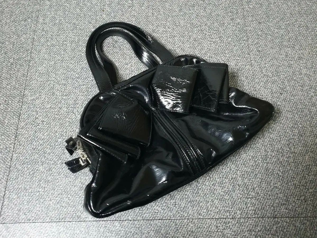 イヴ・サンローラン エナメル バッグ 出品