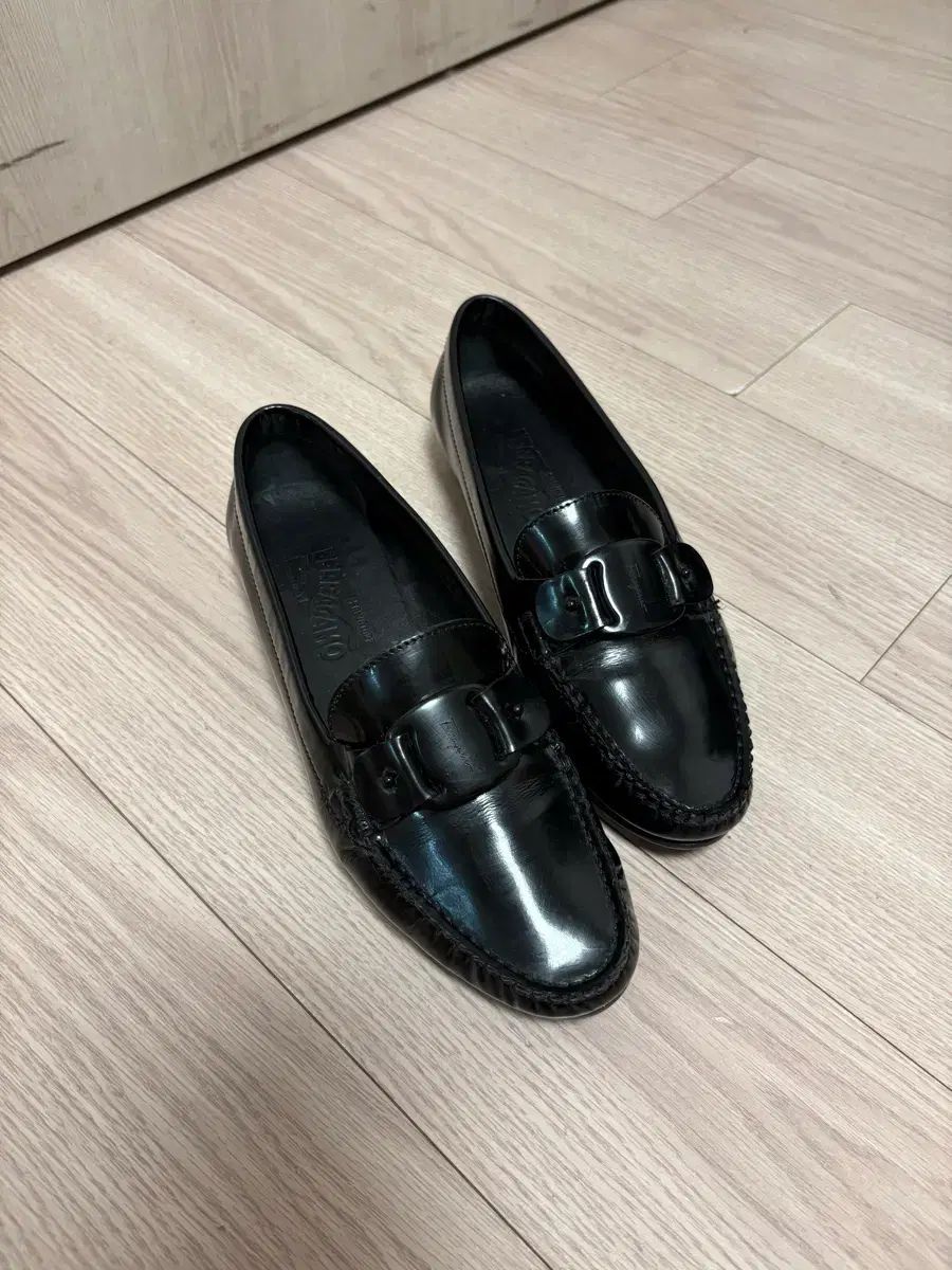 FERRAGAMO フェラガモ 正規品 エナメル ブラック ローファー
