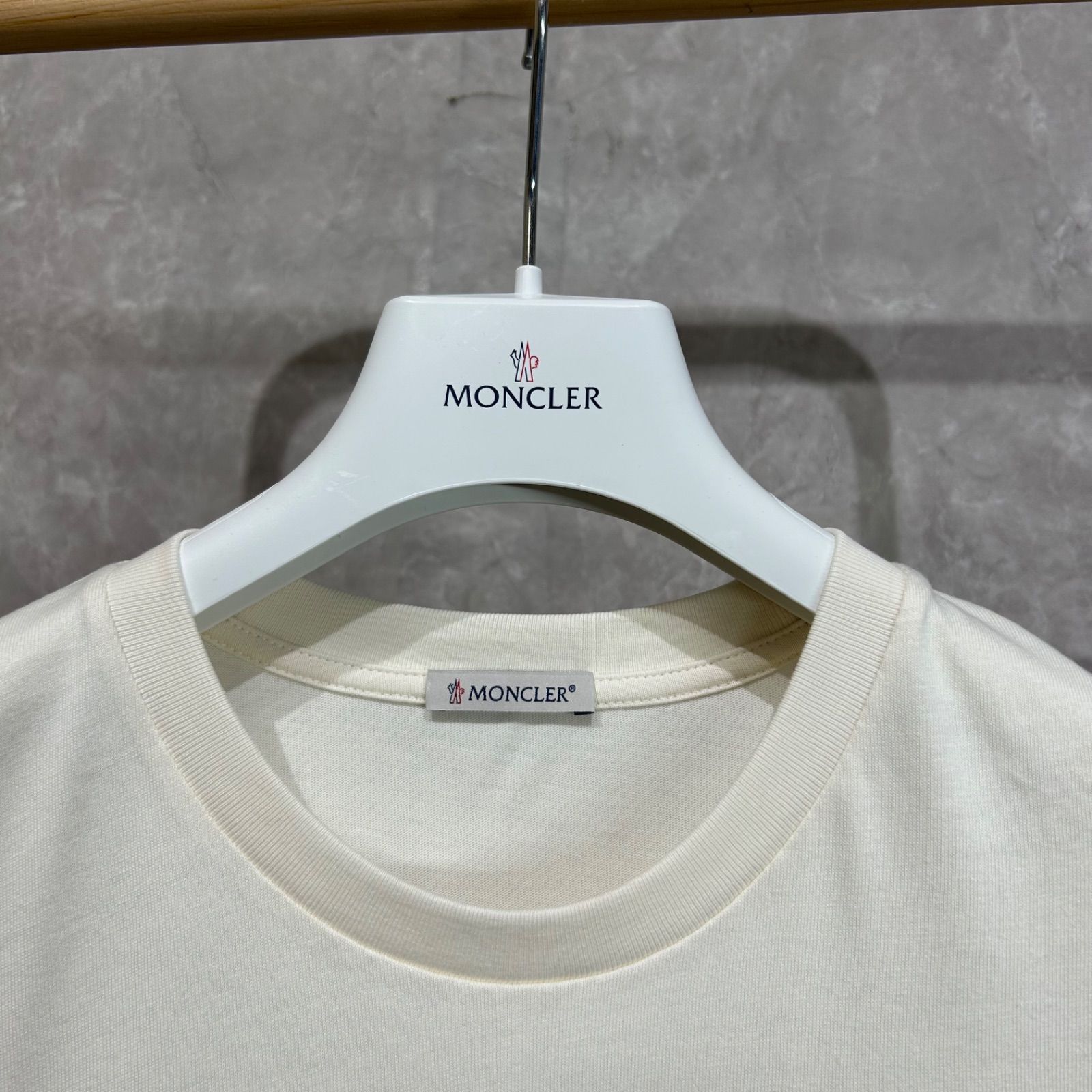 極美品】 MONCLER モンクレールワンポイント半袖Tシャツ白系アイボリー