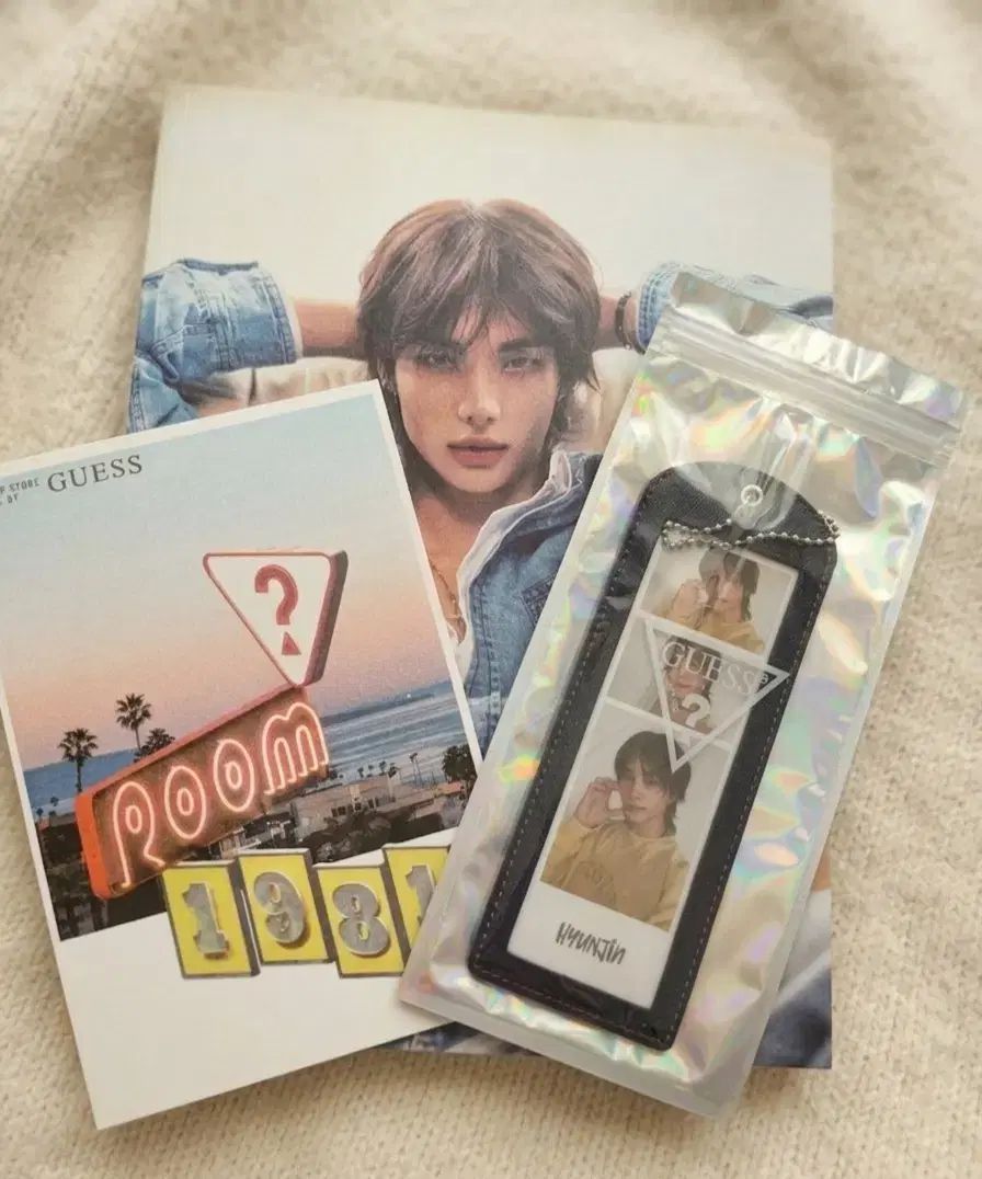 GUESS ルックブック + ヒョンジン(HYUNJIN) フォトキーホルダー 6,617円