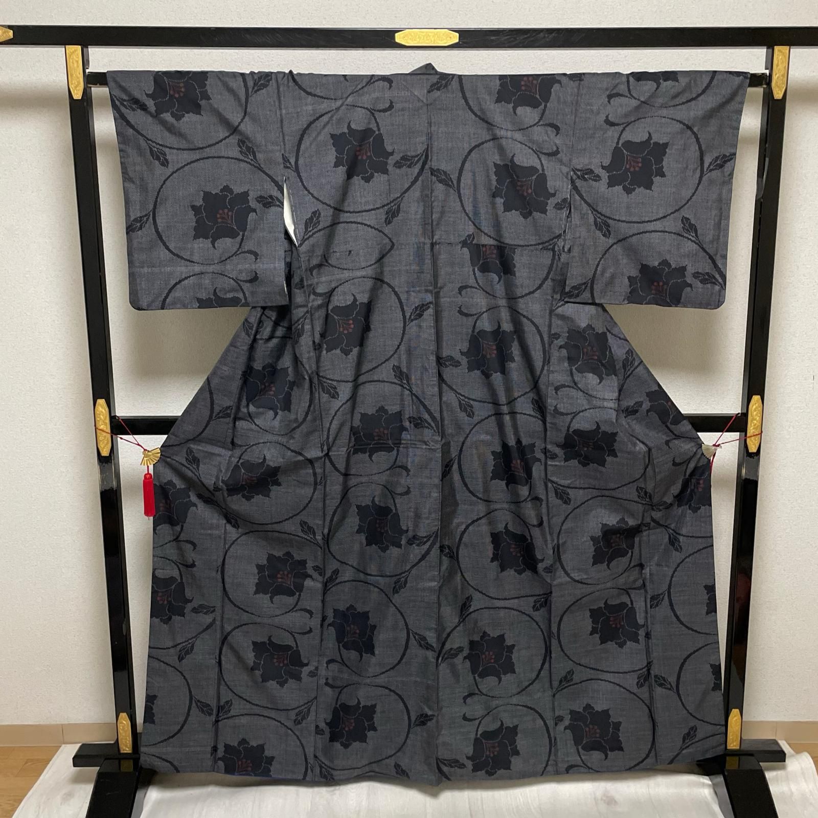 本場大島紬 泥染 花唐草 着物 正絹 X-2876 - メルカリ