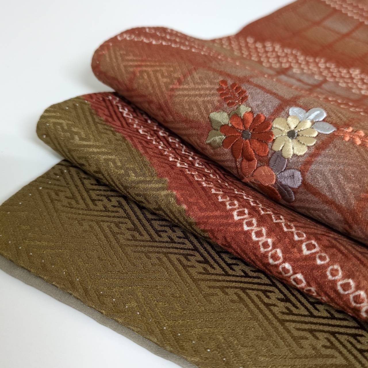 付下げ 刺繍 絞り 裄68 紗綾形の地模様 紋無し 正絹 着物 MK-610