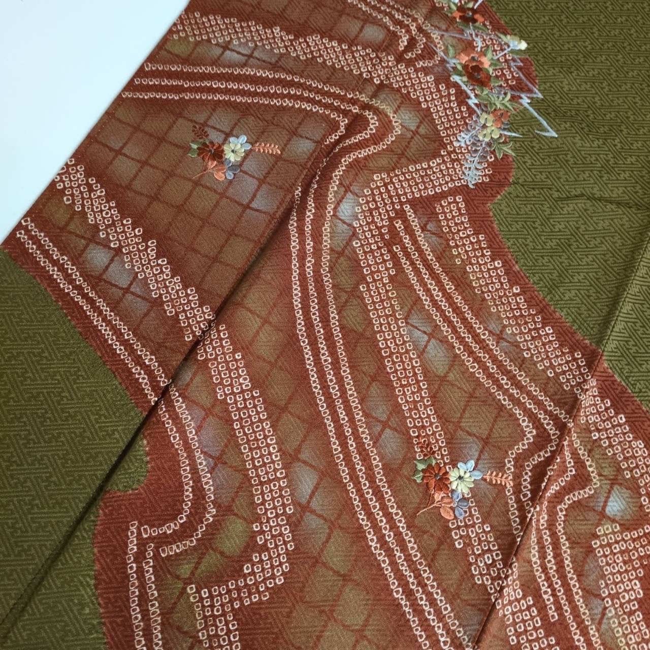 付下げ 刺繍 絞り 裄68 紗綾形の地模様 紋無し 正絹 着物 MK-610