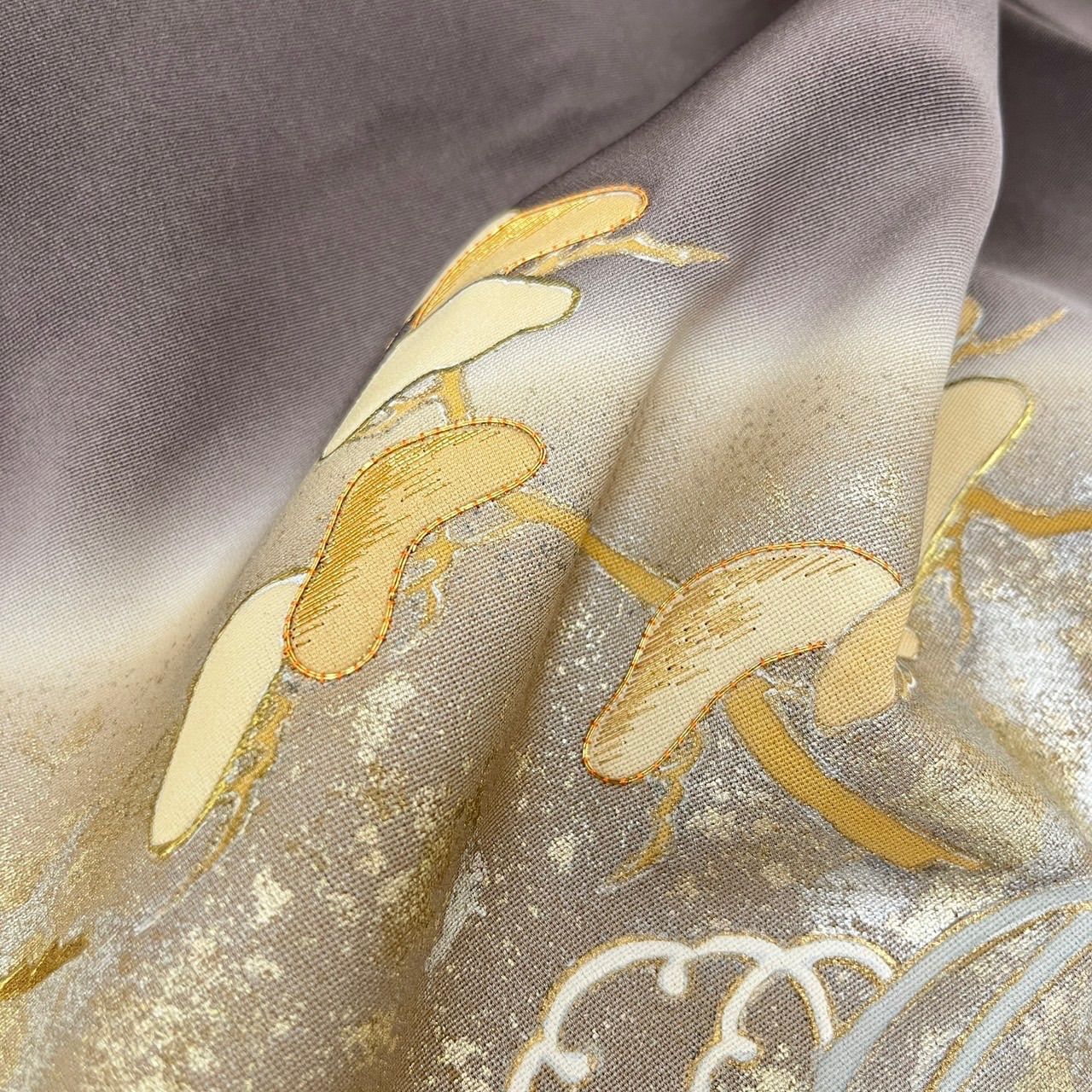色留袖 金駒刺繍 金彩 松 上品なデザイン 三つ紋 比翼 正絹 着物 MK