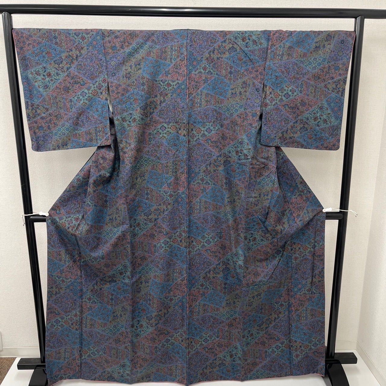 結城紬 更紗模様 染柄 裄67.5 真綿 正絹 着物 MK-559 - メルカリ