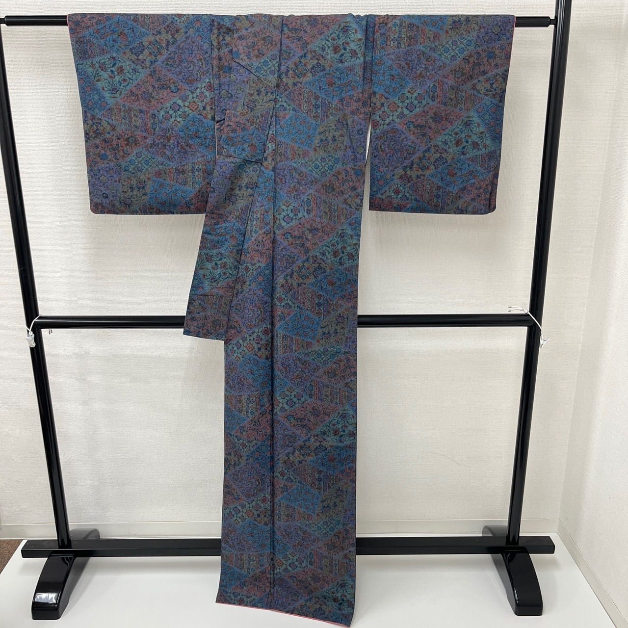 結城紬 更紗模様 染柄 裄67.5 真綿 正絹 着物 MK-559 - メルカリ