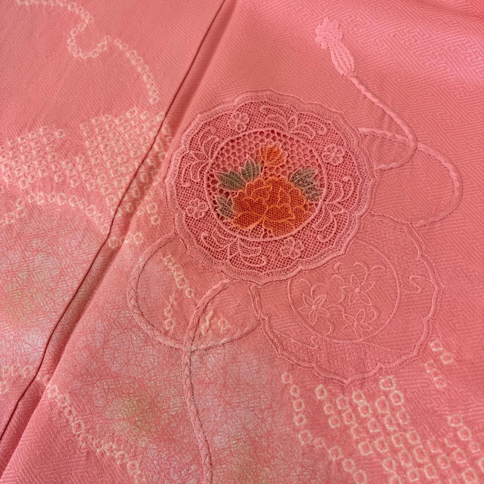 付下げ 刺繍 絞り 裄67 紋無し 紗綾形の地紋 正絹 着物 MK-9250 - メルカリ