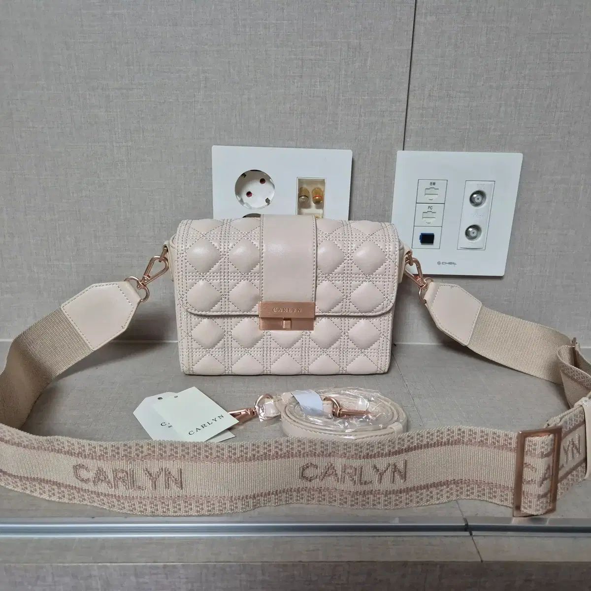 カーリン キルティング クロス ショルダーバッグ ベージュ