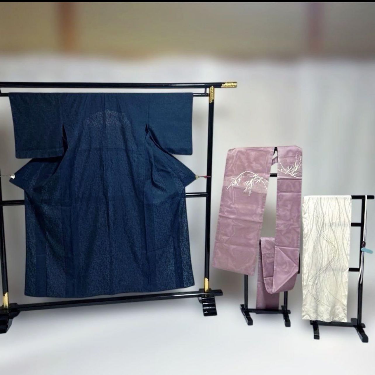 夏　紋紗　色無地 フルセット 紺　銀座きねや　帯留付き　上品　夏着物 夏 紋紗 色無地 フルセット 紺 銀座きねや 帯留付き 上品夏着物 - メルカリ