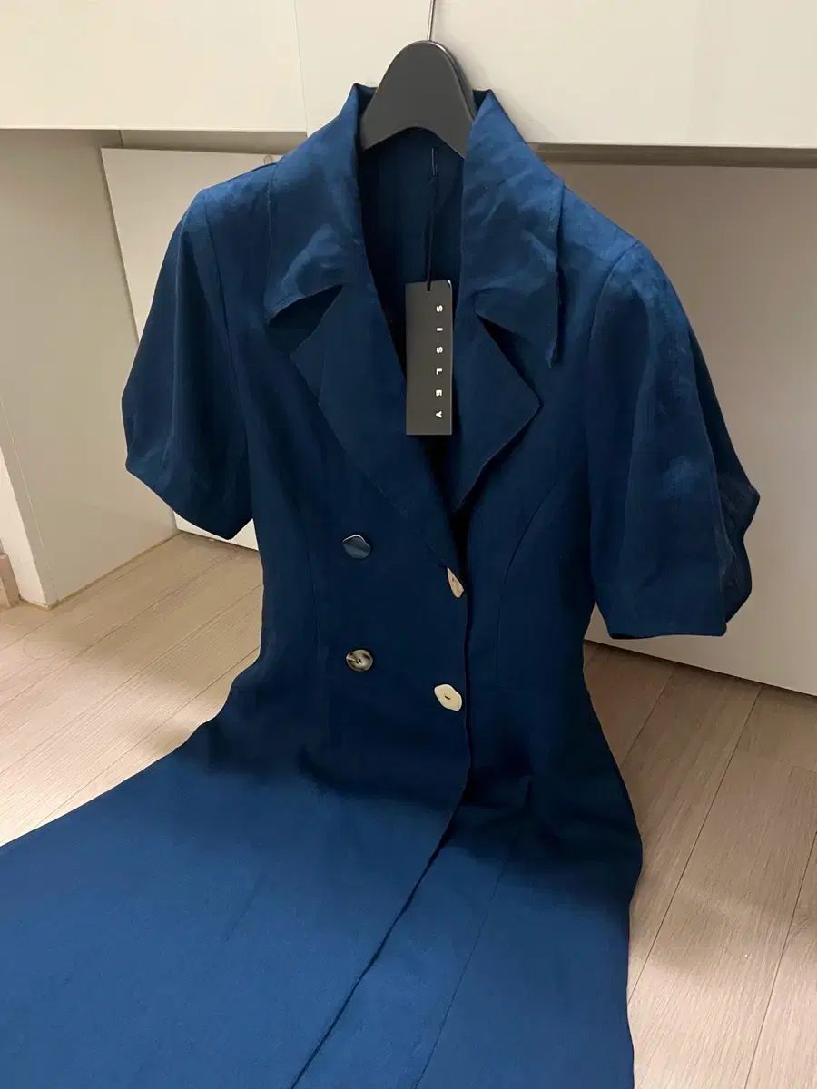 新品) SISLEY リネン混 ビック襟 ダブルボタンポイント フレアワンピース ネイビーブルー半袖