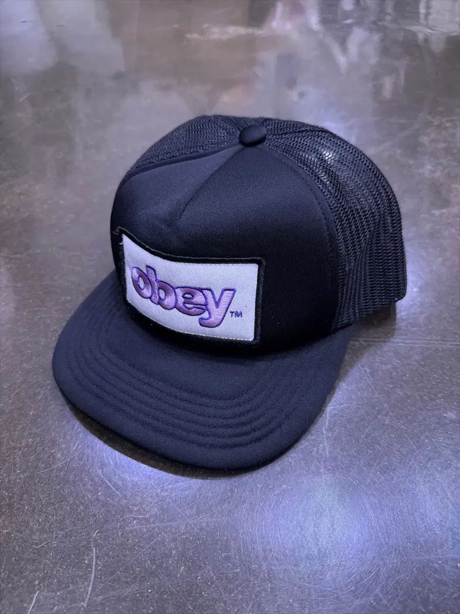 OBEY 刺繍ロゴパッチ メッシュトラッカーキャップ ブラック