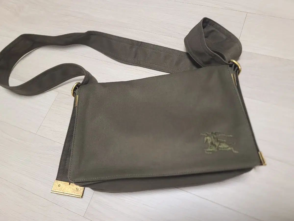 バーバリー トレンチバッグ オリーブ