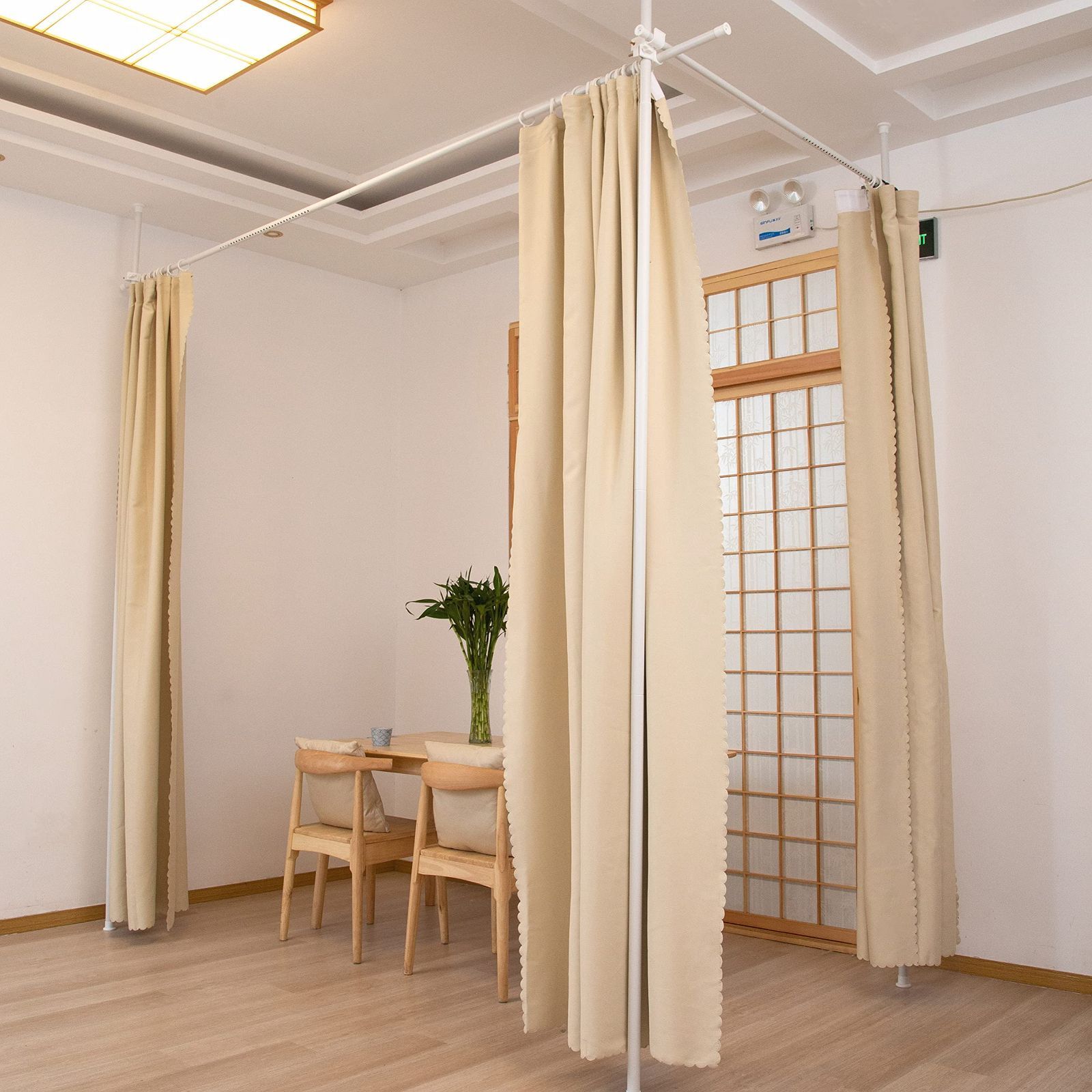 【特価商品】コーナー L字 直線最大620cm 間仕切りつっぱり棒 パーテーション 部屋仕切り カーテンレール カーテンポール カーテンリング付 間仕切り 幅-高さ-奥行：110cm-310cm つっぱり式 (マッドホワイト3ポール)