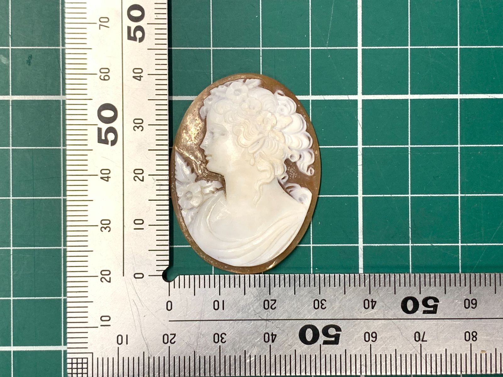 シェルカメオ ルース 貴婦人 花飾り カメオ 裸石 ハンドメイド 素材 パーツ コレクション ヴィンテージ レトロ サイン有