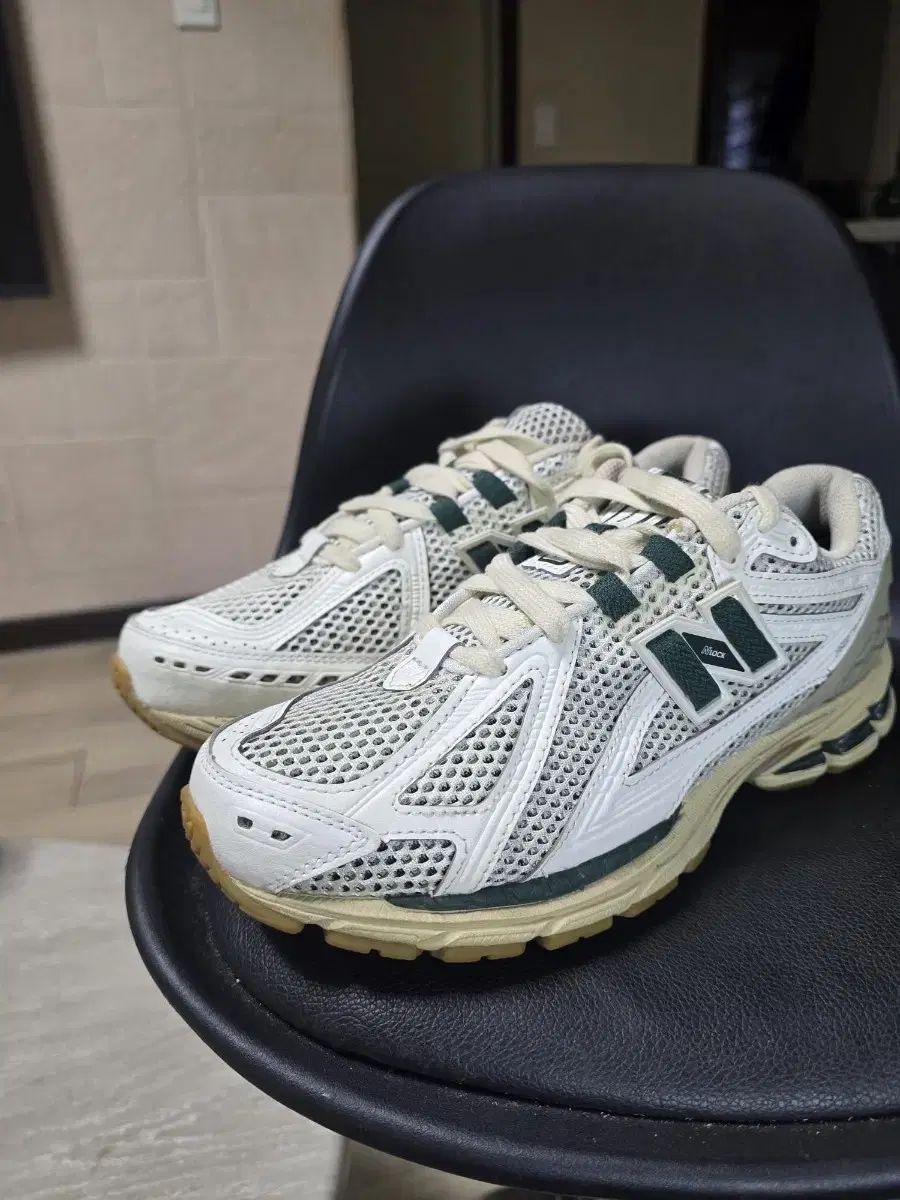 ニューバランス 1906R 白/緑色 (250) ニューバランス 1906R 白/緑色 (250)