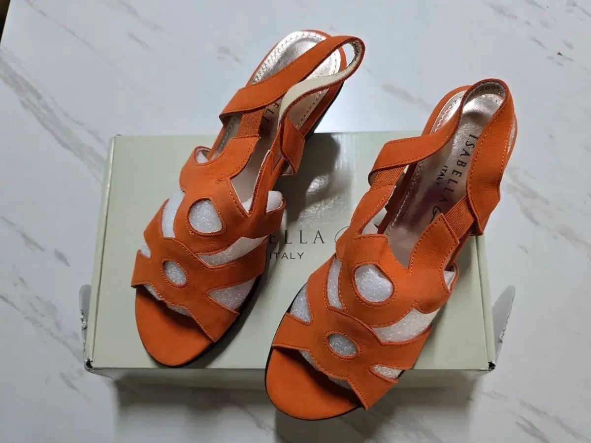 (新品) Kurt Geiger (ベラ) サンダル 245