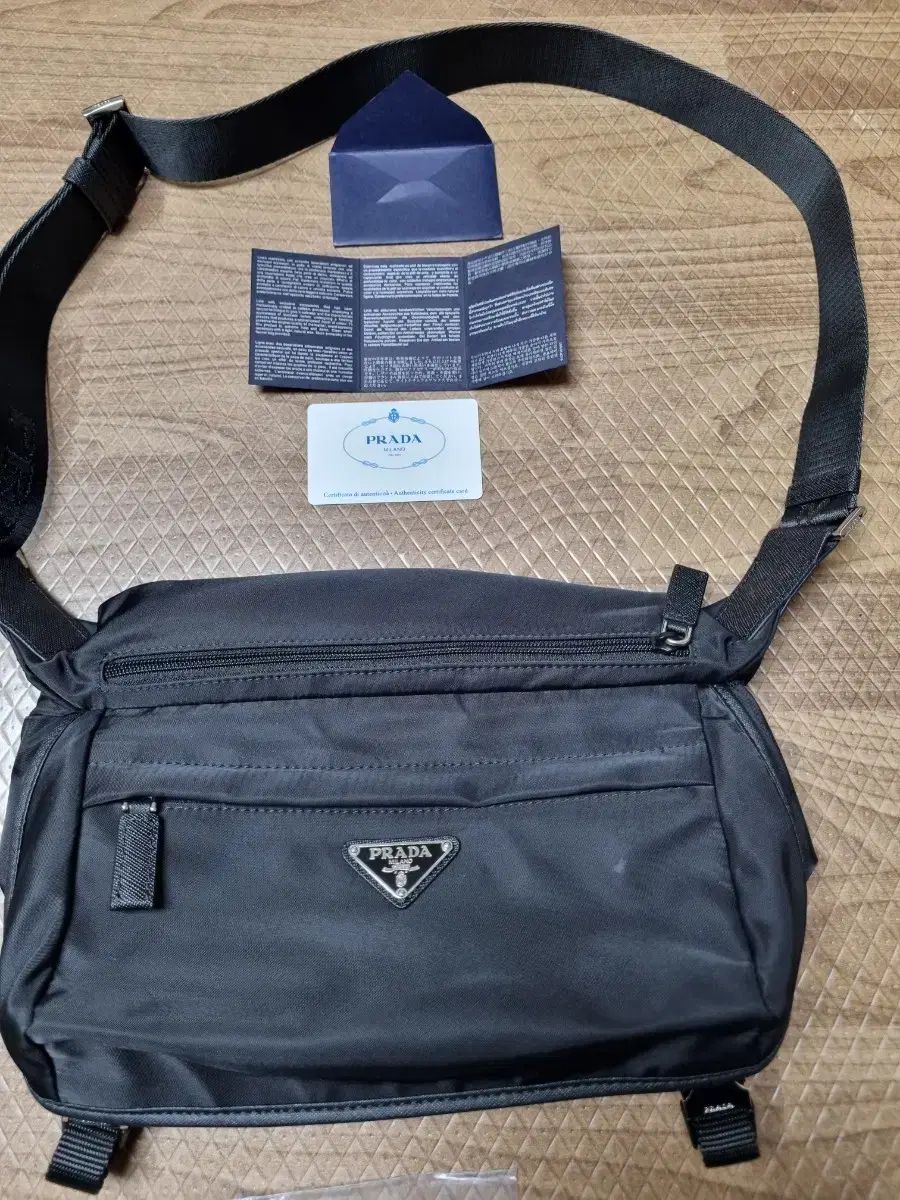PRADA ブラック テクニカル ナイロン ショルダーバッグ