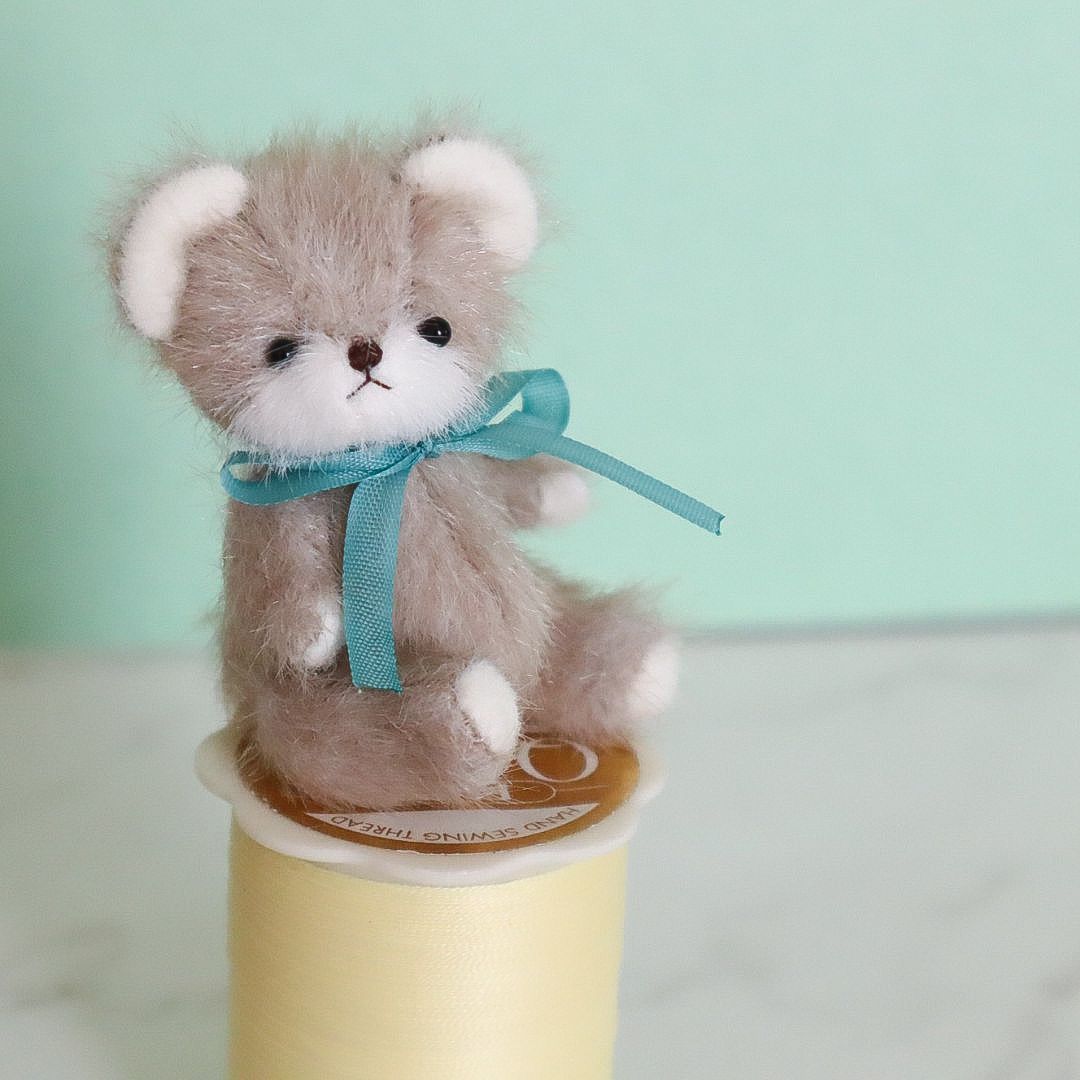 くま・暗いベージュ ハンドメイド ミニチュア テディベア ミニチュア