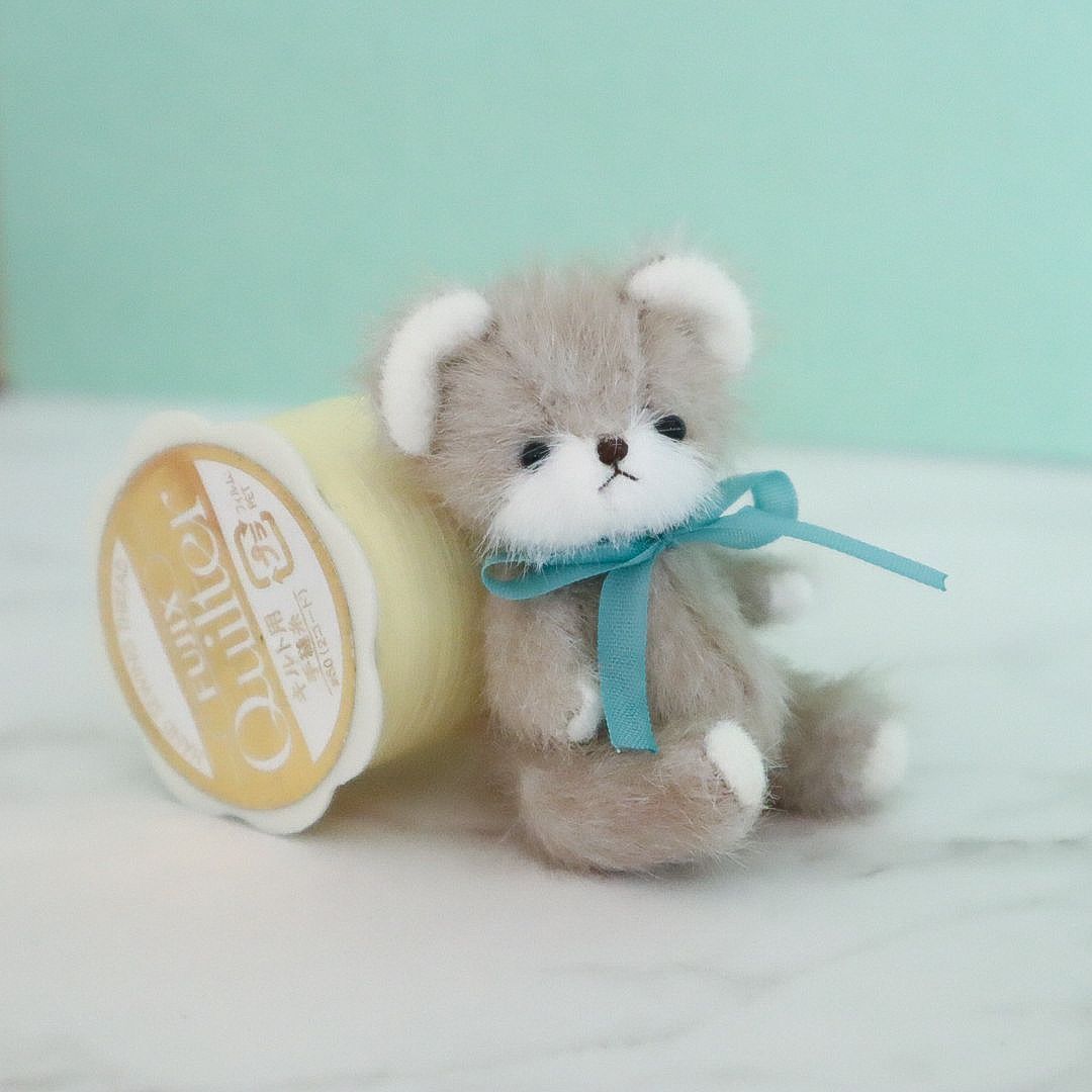 くま・暗いベージュ　ハンドメイド　ミニチュア　テディベア　ミニチュアベア　小さいぬいぐるみ　ぬいぐるみ　6.5ｃｍ　手作り　自作　ドール用　コレクション　観賞用　大人向け　かわいい　フルジョイント　プレゼント　誕生日　ハンドメイド作家　アーティストベア　動物