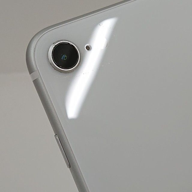 iPhoneSE 第2世代 64GB ドコモ ホワイト 送料無料 本体 c20318 - メルカリ