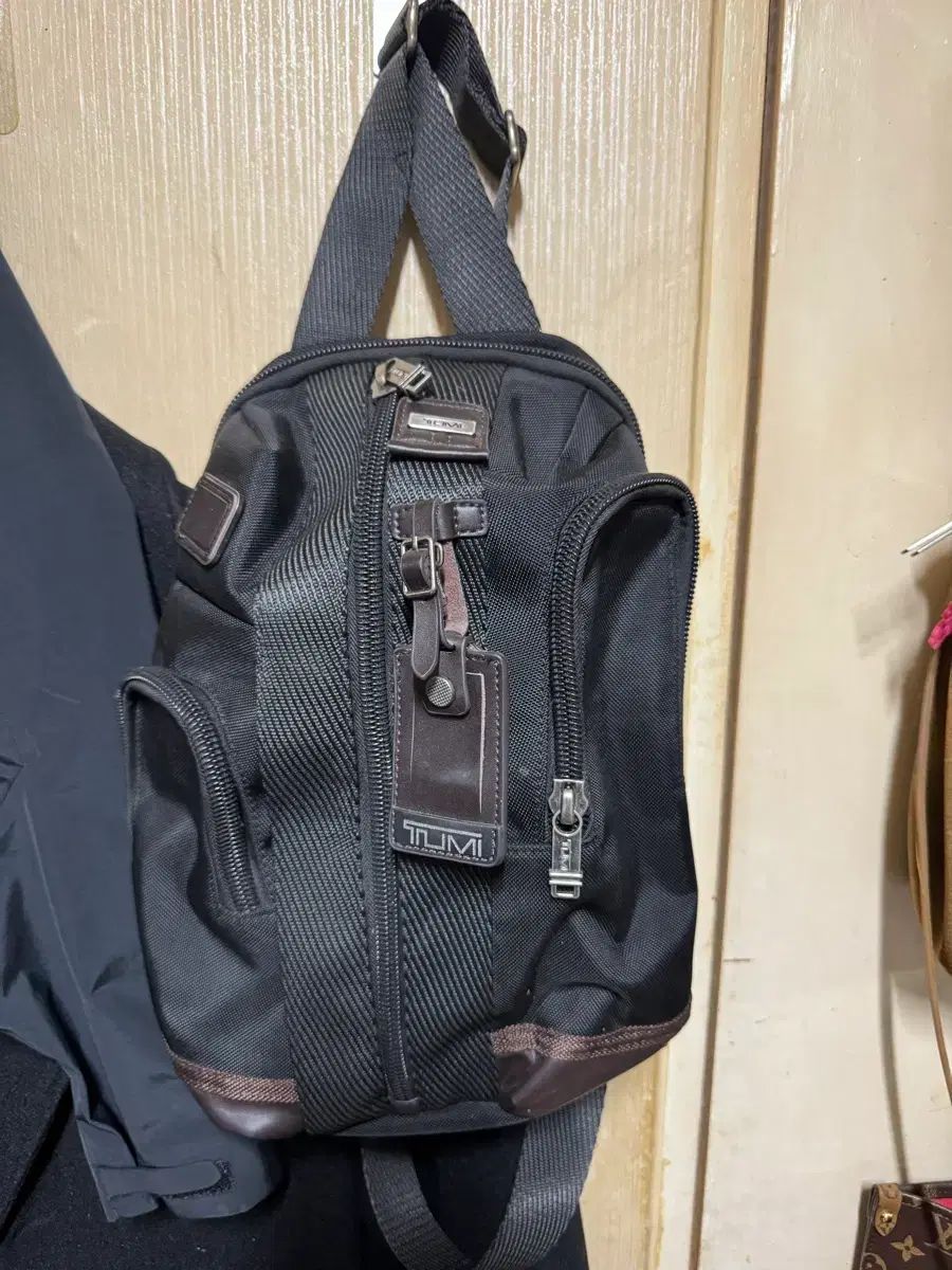 トゥミ スリングバッグ